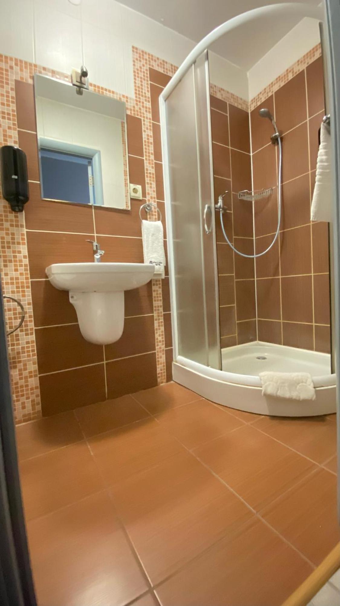 Pallada Hotel Тернополь Экстерьер фото