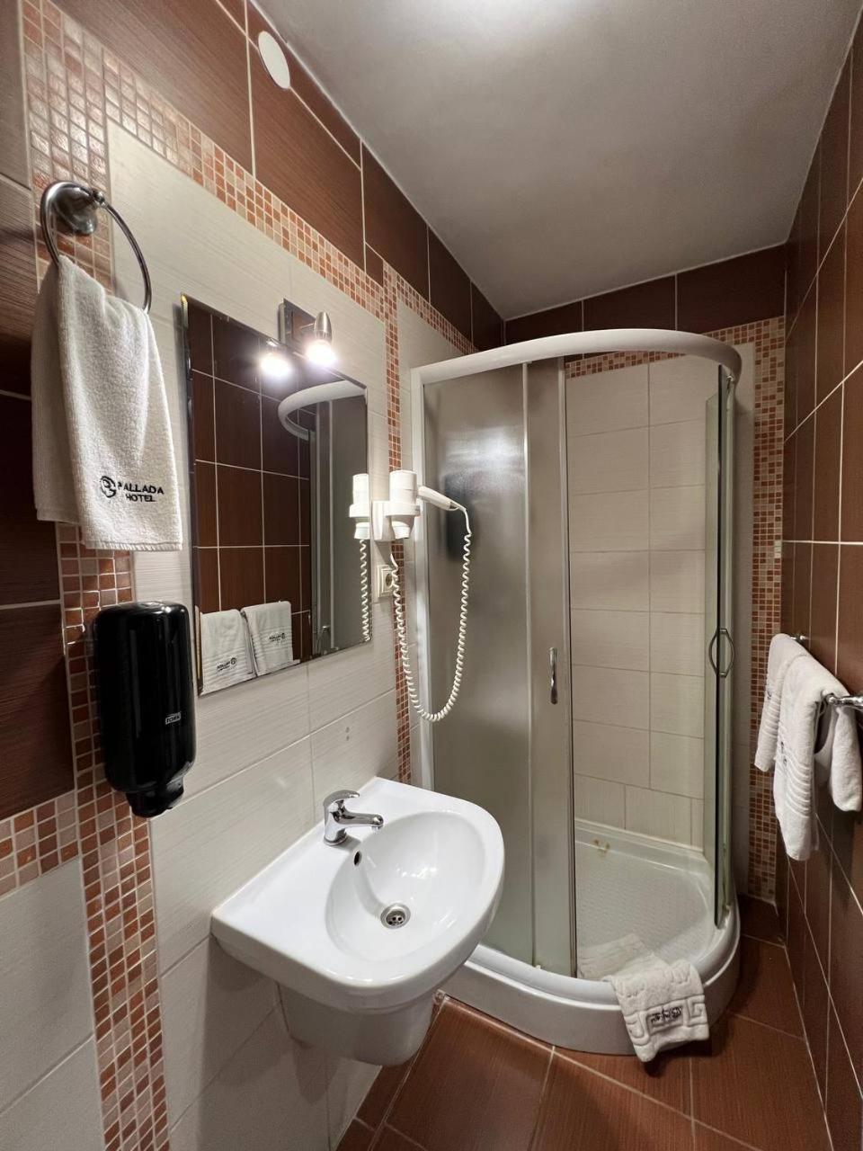 Pallada Hotel Тернополь Экстерьер фото