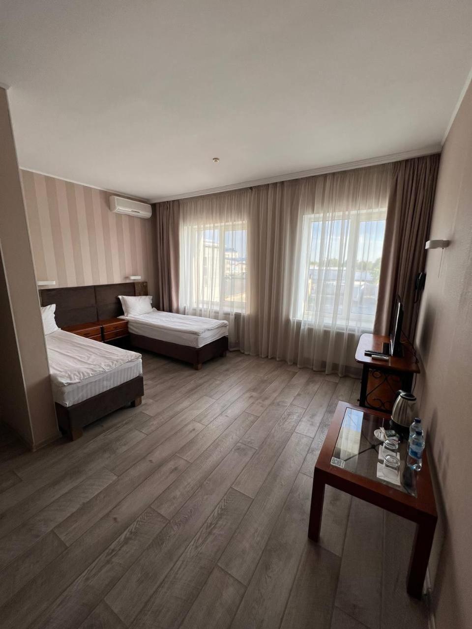 Pallada Hotel Тернополь Экстерьер фото